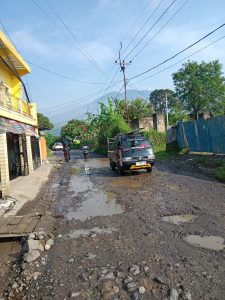 Warga Kampung Benteng Cicurug Sukabumi Keluhkan Kondisi Jalan Rusak ke Pemerintah Daerah