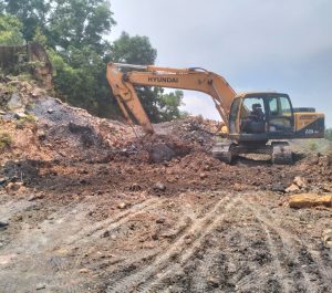 Diduga Kegiatan Pengerukan Bukit Ilegal Beroperasi Merusak Lingkungan dan Berdampak Buruk Bagi Warga Sekitar di Lokasi Tiban Utara Patam Lestari