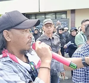 Aksi Damai Relawan SILAMPARI Mendesak Polres dan Kejari Lubuklinggau Tangkap pelaku Penganiaya Anak Bawah Umur dan Rekan Kami Bambang yang di Lakukan oleh Kariawan Erfone