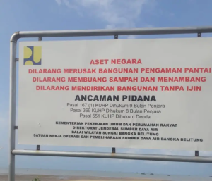 PLANG LARANGAN YANG SUDAH DI PASANG TIDAK MEMBUAT PARA PENAMBANG TIMAH DI PANTAI SAMPUR TIDAK MERASA TAKUT DIDUGA ADA BIG BOSS BESAR BERMAIN DI BELAKANG LAYAR SAMPAI SAAT INI TANPA TERSENTUH APH.
