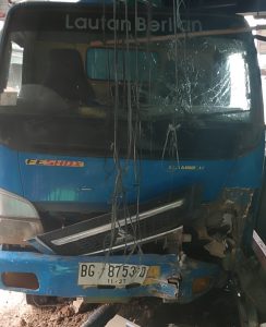 Mobil Pengangkut BBM PT Sinar Sriwijaya Energi Menabrak Rumah Warga