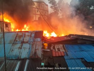 Si Jago Merah Lahap 6 Rumah, Tim Pemadam Kebakaran Pemko Batam Berjuang 2 Jam Padamkan Api