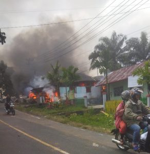 eksekusi paksa dan Rumah Di duga diBakar salah satu oknum Rombongan panitera Pengadilan Saat Proses Hukum Berjalan.