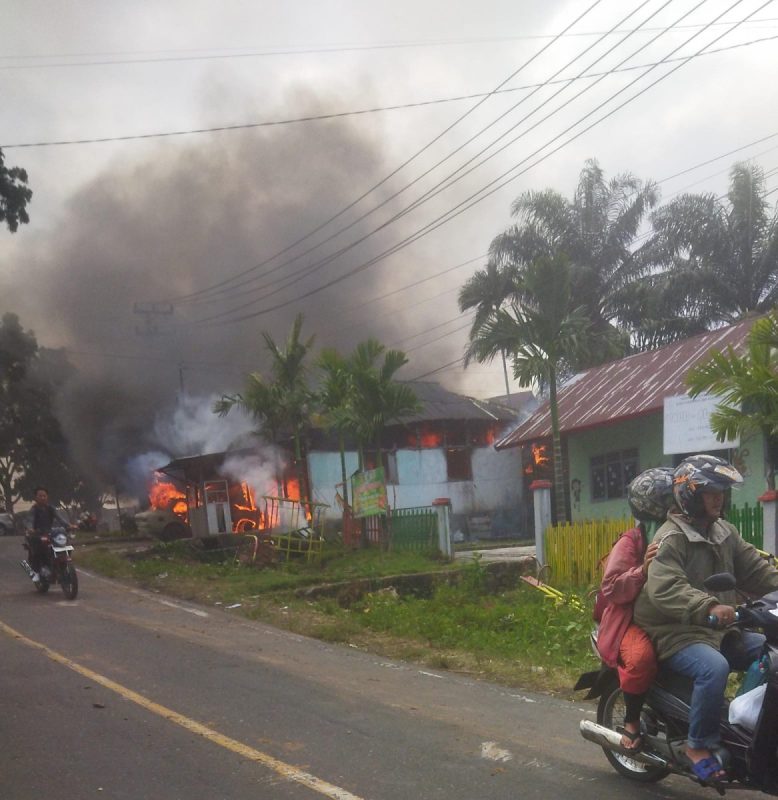 eksekusi paksa dan Rumah Di duga diBakar salah satu oknum Rombongan panitera Pengadilan Saat Proses Hukum Berjalan.